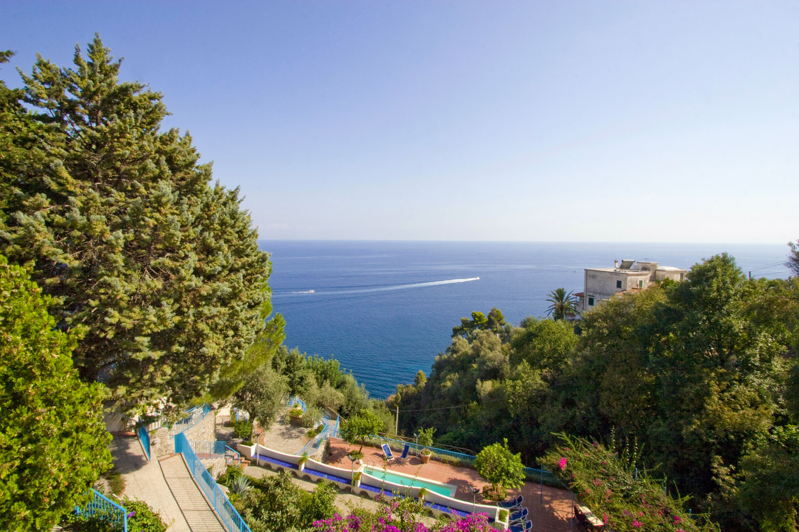 PROPERTIES AND VILLAS WITH SEA VIEW FOR SALE IN ITALY